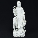 Antiga Escultura em porcelana Blanc Chine, representando Gueixa com Cervo ao lado, medindo 28 cm de altura.