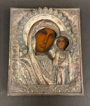 Antigo e raro Ícone Russo em madeira e aplicações de metal, representando Nossa Senhora e Menino Jesus, medindo 20 cm por 16 cm. Séc. XIX.