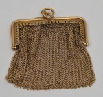 Pequena Bolsa (Porta Níquel) em ouro, pesando 22.16 g.