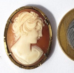 Belíssimo camafeu, produzido em coral , encastoado em metal, com representação de dama clássica, mai