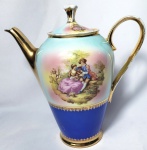 LUIZ XV-Belíssimo bule produzido em porcelana, com cena Galante inspirada no rococó francês do sécul