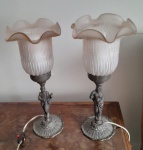 LINDO PAR DE ABAJURES EM BRONZE COM FIGURAS HUMANAS MASCULINO E FEMININO, E CUPULAS EM VIDRO ROSE - MEDINDO 36CM DE ALTURA - NO ESTADO CONFORME FOTOS