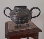 LINDO AÇUCAREIRO EM METAL TRABALHADO SEM A TAMPA - NO ESTADO CONFORME FOTOS