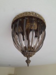 LINDO LUSTRE EM BRONZE COM VIDRO FUME - 4 LAMPADAS - ANOS 70 - NO ESTADO CONFORME FOTO