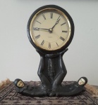 ANTIGO RELOGIO EM BRONZE ART NOUVEAU COM 2 COLOMBINAS SEGURANO O RELOGIO, ROSTOS EM PORCELANA - NECESSITA REPAROS OU TROCA DA MAQUINA E FALTA TAMPA DA PARTE TRASEIRA - NO ESTADO CONFORME FOTOS