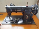 ANTIGA MAQUINA DE COSTURA ELETRICA SINGER ANOS 50 EM MOVEL ORIGINAL - MUITO BEM CONSERVADA - FUNCIONANDO - ACOMPANHA ACESSORIOS APARELHO ZIGUE-ZAGUE E QUATRO DISCOS MATRIZES - NO ESTADO CONFORME FOTOS