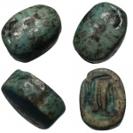 RARISSIMO ESCARAVELHO EGIPCIO EM PEDRA ESCULPIDA A MÃO - DATADO ENTRE 1.400 A 1.200 ANOS ANTES DE CRISTO - IMPERIO NOVO - ENTRE A 18 E 19 DINASTIA - ITEM AUTENTICO COM CERTIFICADO DE AUTENTICIDADE - O ESCARAVELHO SIMBOLIZAVA RENASCIMENTO, CRIAÇÃO E O CICLO DA VIDA E DO SOL, ESTANDO INTIMAMENTE LIGADO AO DEUS KHEPRI. OS EGÍPCIOS VIAM O BESOURO ROLANDO SEU ESTERCO COMO UMA METÁFORA PARA KHEPRI, A DIVINDADE QUE ROLAVA O SOL PELO CÉU A CADA MANHÃ, REPRESENTANDO A RENOVAÇÃO E A IMORTALIDADE. POR ISSO, O ESCARAVELHO ERA USADO COMO UM AMULETO DE PROTEÇÃO E BOA SORTE DURANTE A VIDA E TAMBÉM PARA GARANTIR A RESSURREIÇÃO NA VIDA APÓS A MORTE - NO ESTADO CONFORME FOTOS