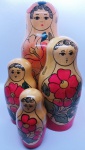 BONECAS RUSSA MATRYOSHKA - ANTIGA PROVAVELMENTE DECADA DE 70 - EM MADEIRA E COM PINTURA A MAO - CONJUNTO CONTEM 4 BONECAS QUE SE ENCAIXAM UMA DENTRO DA OUTRA - COMPRADO EM LEILAO NA BULGARIA - EM PERFEITAS CONDICOES - CONFORME FOTOS