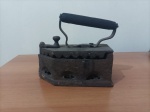 ANTIGO FERRO DE PASSAR ROUPAS EM FERRO FUNDIDO, PARA USO COM CARVAO - LINDO ITEM PARA DECORACAO - NO ESTADO CONFORME FOTOS