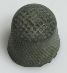 DEDAL DE POLVORA - SECULO XVII A XIX - MEDIDA 14MM DE DIAMETRO - PESO 18,8 GRAMAS - ENCONTRADO COM DETECTOR DE METAIS NA PARAIBA - UTILIZADO PARA CARREGAR DE POLVORA AS PEDERNEIRAS DURANTE AS BATALHAS - ACOMPANHA DISPLAY - EM OTIMO ESTADO CONFORME FOTOS