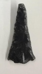 PONTA DE FLECHA EM PEDRA OBSIDIANA - CIVILIZACAO PRE COLOMBIANA CAHOKIA - ITEM RARO - ENCONTRADO NOS ESTADOS UNIDOS MISSISSIPI - AMERICA DO NORTE - ADQUIRIDA DE COLEÇAO PARTICULAR NOS EUA - DATADA ENTRE 1.050 A 1.200 ANOS DC. - CONFORME FOTOS - ACOMPANHA EXPOSITOR - ACOMPANHA CERTIFICADO DE AUTENTICIDADE
