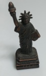 MINIATURA COLECIONAVEL DA ESTATUA DA LIBERDADE - APONTADOR DE LAPIS FABRICADO EM METAL DIE-CAST E ACABAMENTO ANTIQUE FINISHED - EM OTIMO ESTADO CONFORME FOTOS