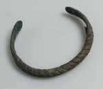 ANTIGA E RARA PULSEIRA VIKING EM LIGA DE BRONZE TORCIDO ENCONTRADO NA EUROPA COM DETECTOR DE METAIS - DATADO ENTRE O SECULO 7 A 9 DC - ACOMPANHA DISPLAY EXPOSITOR - ACOMPANHA CERTIFICADO DE AUTENTICIDADE - NO ESTADO CONFORME FOTOS