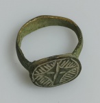 ANEL IMPERIO BIZANTINO EM BRONZE ENCONTRADO NA PROVINCIA DE CHIPRE - DATADO ENTRE O SECULO 4 A 5 DC - ACOMPANHA DISPLAY EXPOSITOR - ACOMPANHA CERTIFICADO DE AUTENTICIDADE - EM OTIMO ESTADO CONFORME FOTOS - O IMPÉRIO BIZANTINO, OU IMPÉRIO ROMANO DO ORIENTE, FLORESCEU ENTRE 330 E 1453 D.C., COM CAPITAL EM CONSTANTINOPLA (HOJE ISTAMBUL). FUNDADO APÓS A DIVISÃO ROMANA POR CONSTANTINO I, O IMPÉRIO CRISTÃO DE LÍNGUA GREGA SOBREVIVEU À QUEDA DO OCIDENTE, ATINGINDO SEU AUGE COM JUSTINIANO I. BIZÂNCIO ERA UM CENTRO COMERCIAL RICO, INFLUENTE EM ARTE, ARQUITETURA E DIREITO, ATÉ SUA QUEDA DEFINITIVA PARA OS TURCOS OTOMANOS.