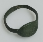 ANEL ROMANO EM BRONZE ENCONTRADO NA PROVINCIA ROMANA DA MOESIA, BULGARIA OESTE DA EUROPA - DATADO ENTRE O SECULO 1 E 3 DC - ACOMPANHA DISPLAY EXPOSITOR - ACOMPANHA CERTIFICADO DE AUTENTICIDADE - EM OTIMO ESTADO CONFORME FOTOS - A HISTÓRIA ROMANA (INICIADA EM 753 A.C.) EVOLUIU DE UMA PEQUENA ALDEIA NO RIO TIBRE PARA UM VASTO IMPÉRIO MEDITERRÂNEO, DIVIDINDO-SE EM TRÊS PERÍODOS PRINCIPAIS: MONARQUIA (753-509 A.C.), REPÚBLICA (509-27 A.C.) E IMPÉRIO (27 A.C.-476 D.C.). BASEADA NA AGRICULTURA E ESCRAVIDÃO, ROMA DOMINOU A PENÍNSULA ITÁLICA, CRIANDO UMA CIVILIZAÇÃO DURADOURA.