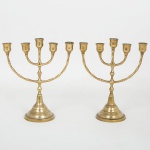 PAR DE CANDELABROS EM BRONZE CINZELADO COM BASE CIRCULAR - PESANDO 740 GRAMAS  O PAR - MEDINDO 23,5 X 9CM - EM OTIMO ESTADO CONFORME FOTOS