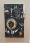 YARA TUPYNAMBÁ - Mosaicos, pastel seco com interferência medindo 30x50 somente a obra e 50x70 com o suporte, (madeira colada em suporte de madeira). Assinado no canto inferior direito. Yara Tupynambá é uma pintora, gravadora, desenhista, muralista e professora residente em Belo Horizonte. Iniciou seus estudos de arte em 1950, em Belo Horizonte, com Guignard, e aprofundou-se na gravura em 1954 com Misabel Pedrosa, aperfeiçoando-se posteriormente com Oswaldo Goeldi, no Rio de Janeiro. Cursou a Faculdade de Artes Visuais da Universidade Federal de Minas Gerais (UFMG), onde, em 1967, defendeu tese sobre Albert Dürer e, no ano seguinte, passou a lecionar gravura na mesma instituição. Dedicou-se especialmente à gravura em madeira, preferindo o preto e branco à utilização de cores. Em suas telas a óleo, retratou congados, cavalhadas e violeiros, temas que remetiam à sua adolescência e às viagens pelo interior de Minas Gerais. Uma das maiores artistas mineiras com obras nas melhores coleções e com valorização e procura em ascendência.