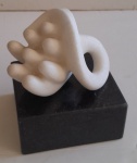 JORGE LEITE 1977 - Sem nome, escultura em mármore medindo 14x17 (fora a base). Assinado na parte de baixo.