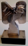 VLAVIANOS - Sem nome, escultura em aço inox medindo 37x20cm. Assinado na base.