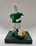 Inos Corradin, Jogador de Futebol, escultura de resina/fibra, 27x19x14cm, 2014,com certificado assinado pelo artista, No Estado, restauro no braço e no pé, assinatura na base com avaria, assinatura em adesivo