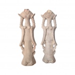 Par de estatuetas de cerâmica chinesa estilo Tang, representando figuras de guardiães. Sem policromi