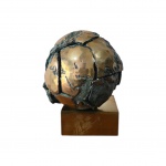 CASSIO LÁZARO. Escultura de bronze em forma de globo. Altura 32 cm. Asssinado e datado 1983