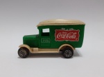 Mini caminhão de brinquedo colecionável da marca Coca-Cola. Aprox. 3 x 4 x 7,5cm. Aprox. 8 x 12cm. Detalhes conforme fotos, _(ºLº)_ Caso necessite, tire todas suas dúvidas via atendimento personalizado por WhatsApp: (11) 98681-9377. Não deixe para última hora! Antecipadamente agradecemos pelo seu lance. Sem testes ou garantias futuras de originalidade, material ou procedência.