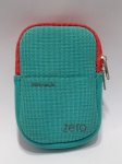 Pequena bolsa de transporte para proteger câmeras compactas, celulares ou outros pequenos objetos eletrônicos, de impactos e arranhões. Feita em Detalhes conforme fotos, _(ºLº)_ Caso necessite, tire todas suas dúvidas via atendimento personalizado por WhatsApp: (11) 98681-9377. Não deixe para última hora! Antecipadamente agradecemos pelo seu lance. Sem testes ou garantias futuras de originalidade, material ou procedência.