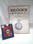 RELÓGIOS DE ÉPOCA - Relógio de bolso antigo, especificamente o modelo London Classic da coleção Relógios de Época da editora Salvat. Inclui o fascículo nº 1 com o relógio. Detalhes conforme fotos, _(ºLº)_ Caso necessite, tire todas suas dúvidas via atendimento personalizado por WhatsApp: (11) 98681-9377. Não deixe para última hora! Antecipadamente agradecemos pelo seu lance. Sem testes ou garantias futuras de originalidade, material ou procedência.