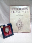 RELÓGIOS DE ÉPOCA - Relógio de bolso antigo, especificamente o modelo OId Chicago da coleção Relógios de Época da editora Salvat. Inclui o fascículo nº 3 com o relógio. Detalhes conforme fotos, _(ºLº)_ Caso necessite, tire todas suas dúvidas via atendimento personalizado por WhatsApp: (11) 98681-9377. Não deixe para última hora! Antecipadamente agradecemos pelo seu lance. Sem testes ou garantias futuras de originalidade, material ou procedência.
