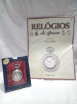 RELÓGIOS DE ÉPOCA - Relógio de bolso antigo, especificamente o modelo Versalhes da coleção Relógios de Época da editora Salvat. Inclui o fascículo nº 7 com o relógio. Detalhes conforme fotos, _(ºLº)_ Caso necessite, tire todas suas dúvidas via atendimento personalizado por WhatsApp: (11) 98681-9377. Não deixe para última hora! Antecipadamente agradecemos pelo seu lance. Sem testes ou garantias futuras de originalidade, material ou procedência.