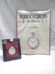 RELÓGIOS DE ÉPOCA - Relógio de bolso antigo, especificamente o modelo Metropolitan da coleção Relógios de Época da editora Salvat. Inclui o fascículo nº 8 com o relógio. Detalhes conforme fotos, _(ºLº)_ Caso necessite, tire todas suas dúvidas via atendimento personalizado por WhatsApp: (11) 98681-9377. Não deixe para última hora! Antecipadamente agradecemos pelo seu lance. Sem testes ou garantias futuras de originalidade, material ou procedência.