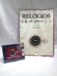 RELÓGIOS DE ÉPOCA - Relógio de bolso antigo, especificamente o modelo Bauhaus da coleção Relógios de Época da editora Salvat. Inclui o fascículo nº 9 com o relógio. Detalhes conforme fotos, _(ºLº)_ Caso necessite, tire todas suas dúvidas via atendimento personalizado por WhatsApp: (11) 98681-9377. Não deixe para última hora! Antecipadamente agradecemos pelo seu lance. Sem testes ou garantias futuras de originalidade, material ou procedência.