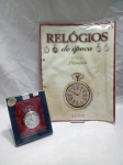 RELÓGIOS DE ÉPOCA - Relógio de bolso antigo, especificamente o modelo Literário da coleção Relógios de Época da editora Salvat. Inclui o fascículo nº 13 com o relógio. Detalhes conforme fotos, _(ºLº)_ Caso necessite, tire todas suas dúvidas via atendimento personalizado por WhatsApp: (11) 98681-9377. Não deixe para última hora! Antecipadamente agradecemos pelo seu lance. Sem testes ou garantias futuras de originalidade, material ou procedência.
