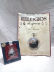 RELÓGIOS DE ÉPOCA - Relógio de bolso antigo, especificamente o modelo OId América da coleção Relógios de Época da editora Salvat. Inclui o fascículo nº 14 com o relógio. Detalhes conforme fotos, _(ºLº)_ Caso necessite, tire todas suas dúvidas via atendimento personalizado por WhatsApp: (11) 98681-9377. Não deixe para última hora! Antecipadamente agradecemos pelo seu lance. Sem testes ou garantias futuras de originalidade, material ou procedência.