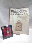 RELÓGIOS DE ÉPOCA - Relógio de bolso antigo, especificamente o modelo Carré da coleção Relógios de Época da editora Salvat. Inclui o fascículo nº 17 com o relógio. Detalhes conforme fotos, _(ºLº)_ Caso necessite, tire todas suas dúvidas via atendimento personalizado por WhatsApp: (11) 98681-9377. Não deixe para última hora! Antecipadamente agradecemos pelo seu lance. Sem testes ou garantias futuras de originalidade, material ou procedência.