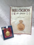 RELÓGIOS DE ÉPOCA - Relógio de bolso antigo, especificamente o modelo Novecentista da coleção Relógios de Época da editora Salvat. Inclui o fascículo nº 18 com o relógio. Detalhes conforme fotos, _(ºLº)_ Caso necessite, tire todas suas dúvidas via atendimento personalizado por WhatsApp: (11) 98681-9377. Não deixe para última hora! Antecipadamente agradecemos pelo seu lance. Sem testes ou garantias futuras de originalidade, material ou procedência.