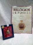 RELÓGIOS DE ÉPOCA - Relógio de bolso antigo, especificamente o modelo Floral da coleção Relógios de Época da editora Salvat. Inclui o fascículo nº 19 com o relógio. Detalhes conforme fotos, _(ºLº)_ Caso necessite, tire todas suas dúvidas via atendimento personalizado por WhatsApp: (11) 98681-9377. Não deixe para última hora! Antecipadamente agradecemos pelo seu lance. Sem testes ou garantias futuras de originalidade, material ou procedência.