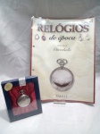 RELÓGIOS DE ÉPOCA - Relógio de bolso antigo, especificamente o modelo Cinzelado da coleção Relógios de Época da editora Salvat. Inclui o fascículo nº 21 com o relógio. Detalhes conforme fotos, _(ºLº)_ Caso necessite, tire todas suas dúvidas via atendimento personalizado por WhatsApp: (11) 98681-9377. Não deixe para última hora! Antecipadamente agradecemos pelo seu lance. Sem testes ou garantias futuras de originalidade, material ou procedência.