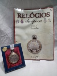 RELÓGIOS DE ÉPOCA - Relógio de bolso antigo, especificamente o modelo Caçador da coleção Relógios de Época da editora Salvat. Inclui o fascículo nº 22 com o relógio. Detalhes conforme fotos, _(ºLº)_ Caso necessite, tire todas suas dúvidas via atendimento personalizado por WhatsApp: (11) 98681-9377. Não deixe para última hora! Antecipadamente agradecemos pelo seu lance. Sem testes ou garantias futuras de originalidade, material ou procedência.