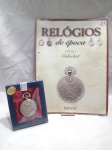 RELÓGIOS DE ÉPOCA - Relógio de bolso antigo, especificamente o modelo Galuchat da coleção Relógios de Época da editora Salvat. Inclui o fascículo nº 23 com o relógio. Detalhes conforme fotos, _(ºLº)_ Caso necessite, tire todas suas dúvidas via atendimento personalizado por WhatsApp: (11) 98681-9377. Não deixe para última hora! Antecipadamente agradecemos pelo seu lance. Sem testes ou garantias futuras de originalidade, material ou procedência.