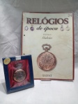 RELÓGIOS DE ÉPOCA - Relógio de bolso antigo, especificamente o modelo Galeão da coleção Relógios de Época da editora Salvat. Inclui o fascículo nº 24 com o relógio. Detalhes conforme fotos, _(ºLº)_ Caso necessite, tire todas suas dúvidas via atendimento personalizado por WhatsApp: (11) 98681-9377. Não deixe para última hora! Antecipadamente agradecemos pelo seu lance. Sem testes ou garantias futuras de originalidade, material ou procedência.