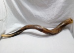 Shofar de chifre de antílope. Aprox. 76cm. Detalhes conforme fotos, _(ºLº)_ Caso necessite, tire todas suas dúvidas via atendimento personalizado por WhatsApp: (11) 98681-9377. Não deixe para última hora! Antecipadamente agradecemos pelo seu lance. Sem testes ou garantias futuras de originalidade, material ou procedência.
