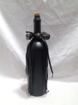 Garrafa decorativa artesanal feita de vidro jateado de preto fosco e adornado com fitas de rendas e um pingente de coração. Rolha também decorada com renda. Aprox. 32cm de altura. Detalhes conforme fotos, _(ºLº)_ Caso necessite, tire todas suas dúvidas via atendimento personalizado por WhatsApp: (11) 98681-9377. Não deixe para última hora! Antecipadamente agradecemos pelo seu lance. Sem testes ou garantias futuras de originalidade, material ou procedência.