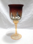 Taça de vidro colecionável com uma tonalidade âmbar/alaranjada na haste e base com o bojo em tom mais escuro e decorado com padrões prateados. Aprox. 22cm de altura. Detalhes conforme fotos, _(ºLº)_ Caso necessite, tire todas suas dúvidas via atendimento personalizado por WhatsApp: (11) 98681-9377. Não deixe para última hora! Antecipadamente agradecemos pelo seu lance. Sem testes ou garantias futuras de originalidade, material ou procedência.