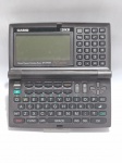 Agenda eletrônica Casio SF-5590SY com capacidade de 128KB. Inclui calculadora funcional, armazenamento de contatos (TEL), agenda de compromissos e funções de lembrete. Sem testes. Detalhes conforme fotos, _(ºLº)_ Caso necessite, tire todas suas dúvidas via atendimento personalizado por WhatsApp: (11) 98681-9377. Não deixe para última hora! Antecipadamente agradecemos pelo seu lance. Sem testes ou garantias futuras de originalidade, material ou procedência.