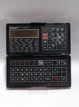 Dispositivo Hexaglot, um tradutor eletrônico portátil antigo fabricado pela Dictiomatic. Lançado originalmente por volta da virada da década de 1980 para 1990, ele era comercializado como um computador de tradução de idiomas. Sem testes. Detalhes conforme fotos, _(ºLº)_ Caso necessite, tire todas suas dúvidas via atendimento personalizado por WhatsApp: (11) 98681-9377. Não deixe para última hora! Antecipadamente agradecemos pelo seu lance. Sem testes ou garantias futuras de originalidade, material ou procedência.