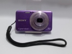 Câmera digital Sony Cyber-shot, modelo compacto. Tela LCD de 2.7 polegadas, capacidade de filmagem em HD e foto panorâmica. Sem testes. Detalhes conforme fotos, _(ºLº)_ Caso necessite, tire todas suas dúvidas via atendimento personalizado por WhatsApp: (11) 98681-9377. Não deixe para última hora! Antecipadamente agradecemos pelo seu lance. Sem testes ou garantias futuras de originalidade, material ou procedência.