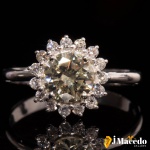 Anel Ouro Branco 18k com um diamante central de 1,10ct Letra NVS1 lapidação brilhante Aro 18 Peso 2,