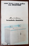 Manual de Instruções Vintage Brastemp  "Como Lavar e Secar Melhor"  Década de 60/70 - Raro manual de instruções original da Brastemp, um documento histórico da evolução dos eletrodomésticos no Brasil. O guia foi desenvolvido para orientar o uso de conjuntos de lavanderia doméstica (lavadora e secadora), apresentando o design icônico da época.